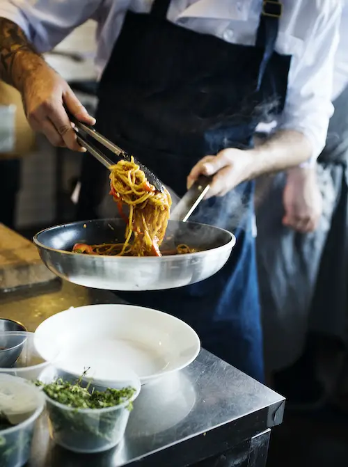 Cuisiner avec une poêle en inox